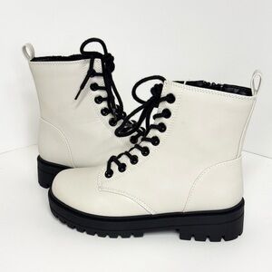 Soda Firm Ankle Boot, white, size 7 - Like New